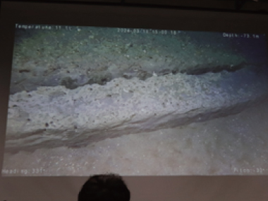 段差がある海底を映したスライド