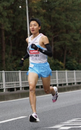 林がある道路を走る秋吉選手