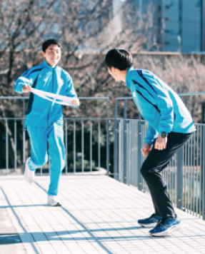 秋吉選手(奥)と古川選手(手前)。秋吉選手が近づいている様子