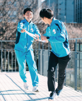 秋吉選手がタスキを手渡す様子