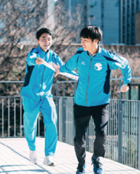 古川選手がタスキを受け取る様子