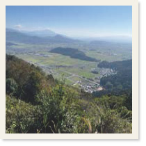 丘の上からの眺め、山々と谷が広がり、自然の美しさが感じられる風景