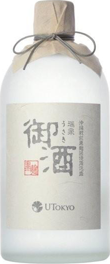 「御酒」のラベルが貼られた半透明の瓶に入っっている泡盛