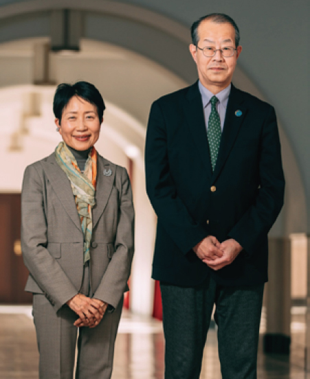 廊下で石井氏と道田氏が並んでいる様子