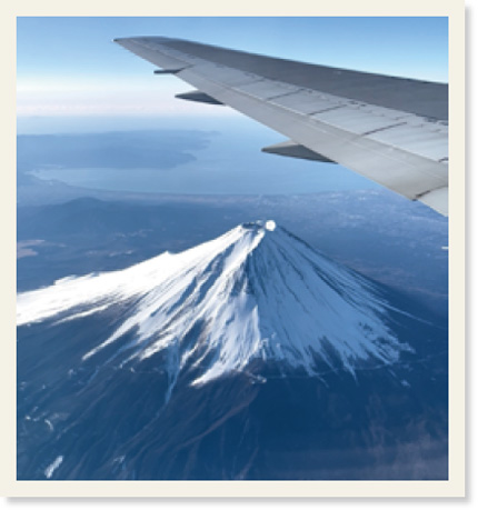 飛行機内から撮った富士山の写真