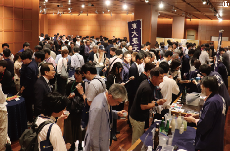 ➓日本酒を提供する人と試飲をする人が会場内に多数集まっている様子