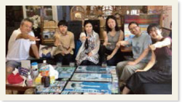 民泊関係者や移住者たちによる室内での集合写真