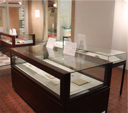 総合図書館の展示ケースの写真